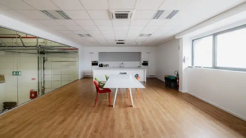 Magazijn te huur met kantoorruimte foto 3