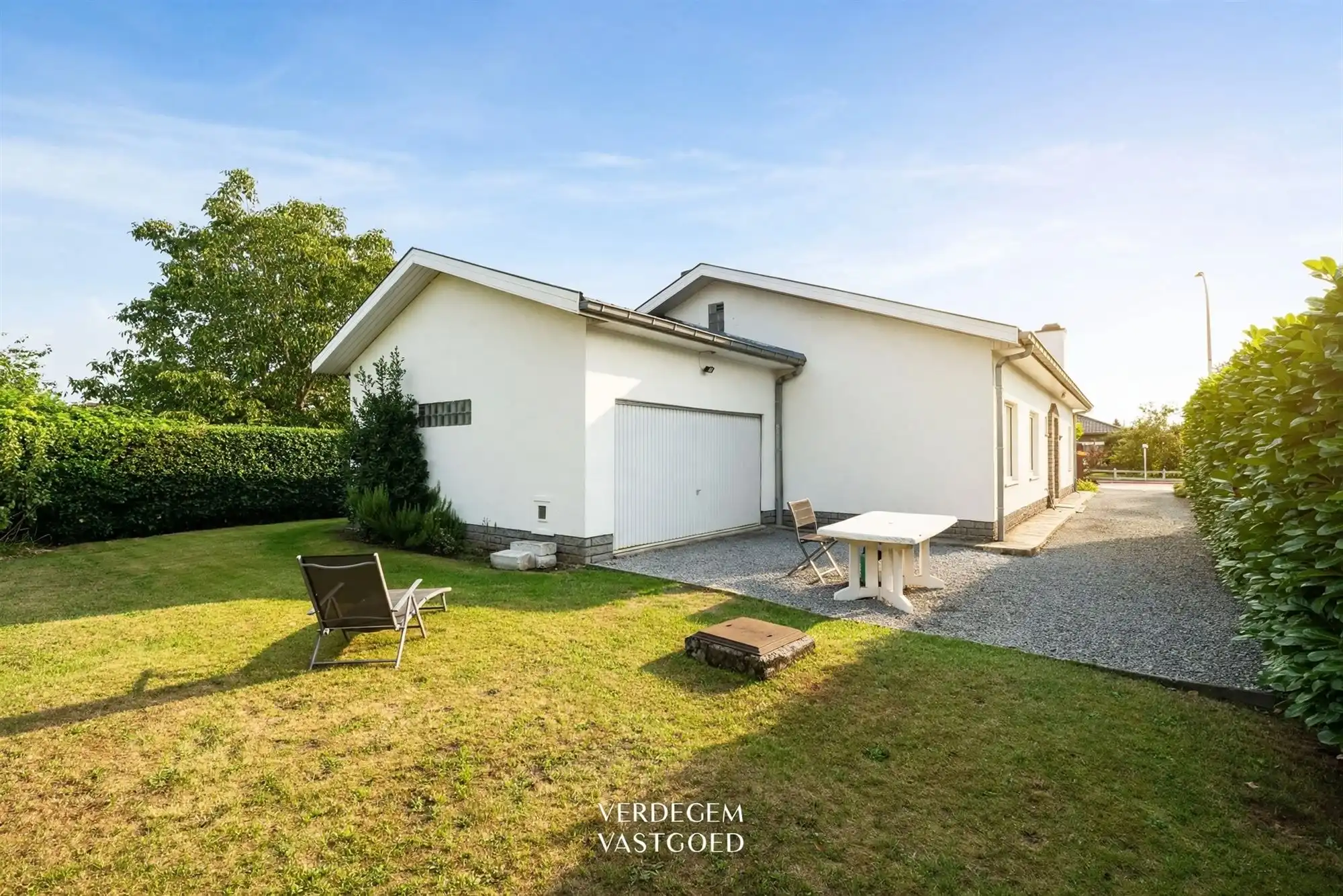 Hoofdfoto van de publicatie: Charmante bungalow met 3 slaapkamers, ruime garage en zonnige tuin op 585m²