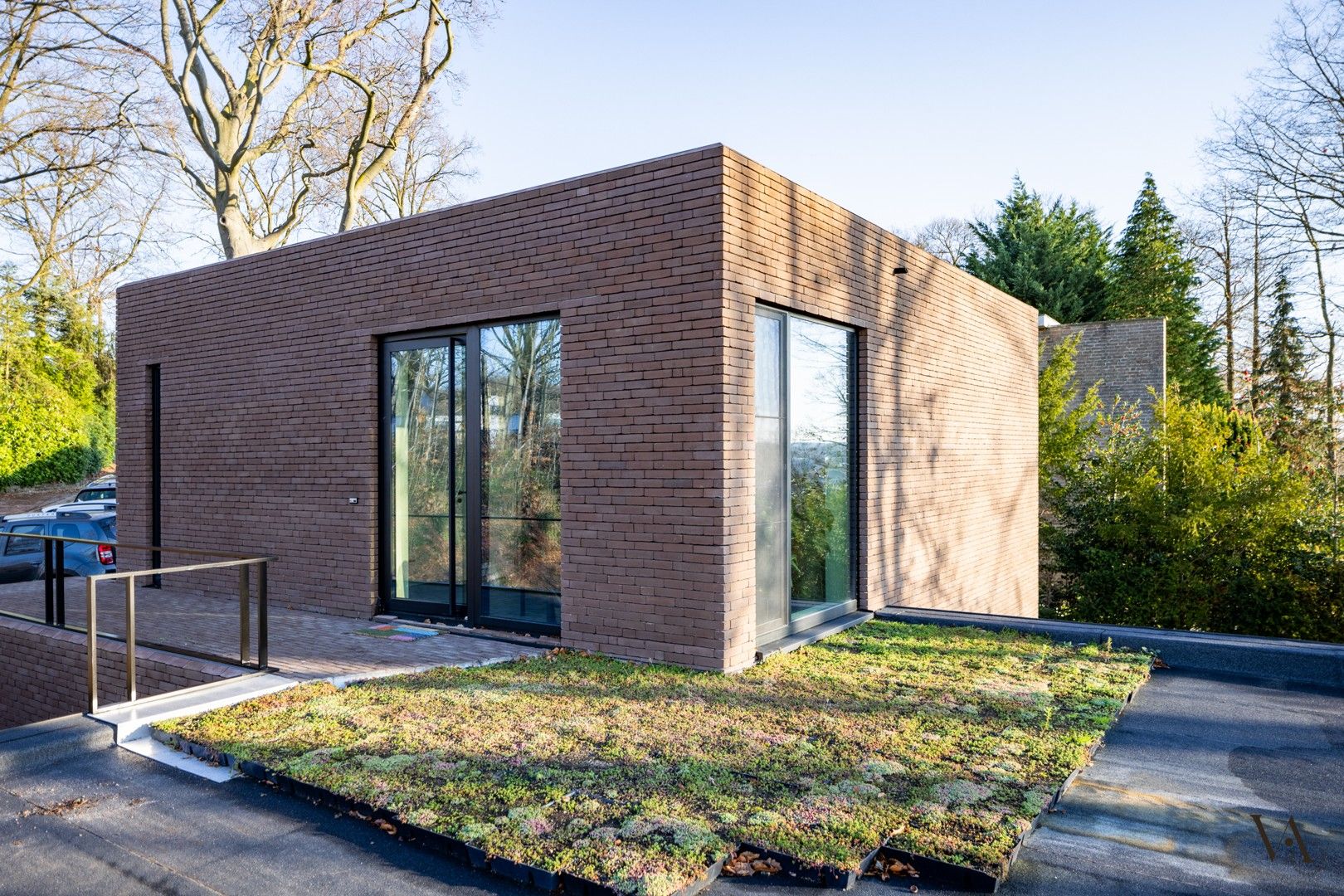 Compacte kantoor- of bureauruimte met eigen ingang in het groen foto {{pictureIndex}}