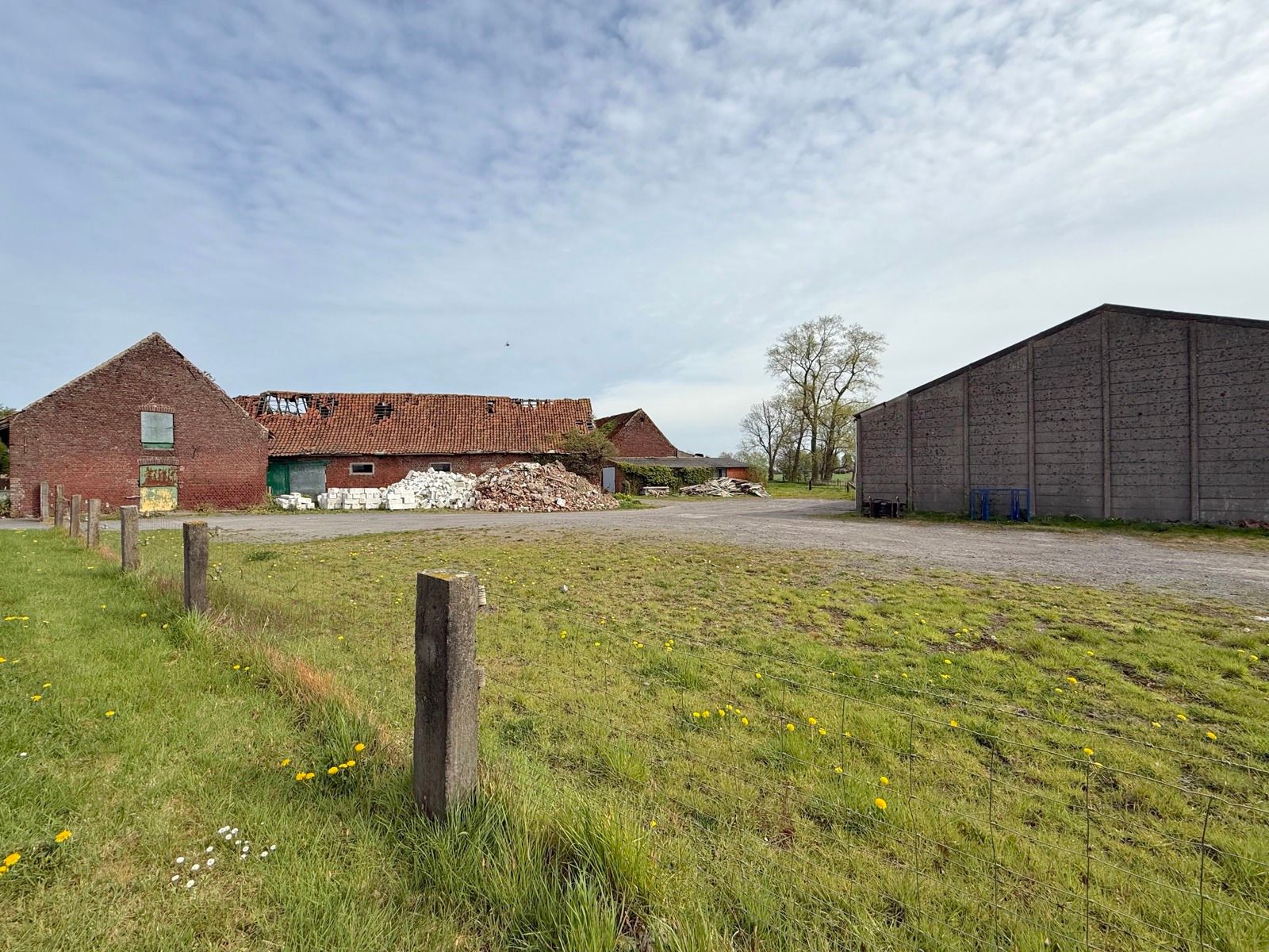 Te renoveren hoeve met woning en verschillende bijgebouwen foto 27