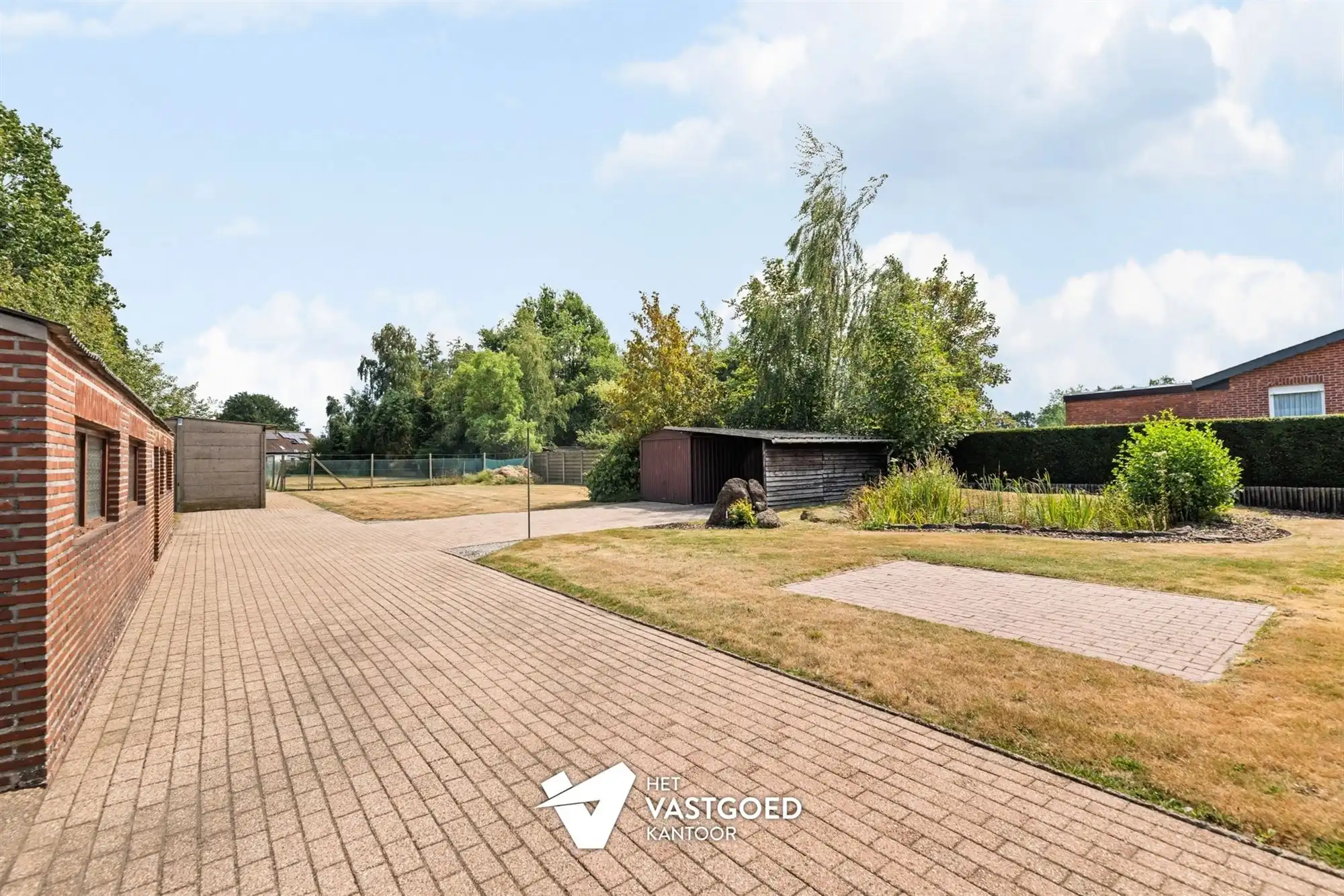 RUIME, STATIGE WONING OP GROENE LIGGING MET RUIM PERCEEL foto 20
