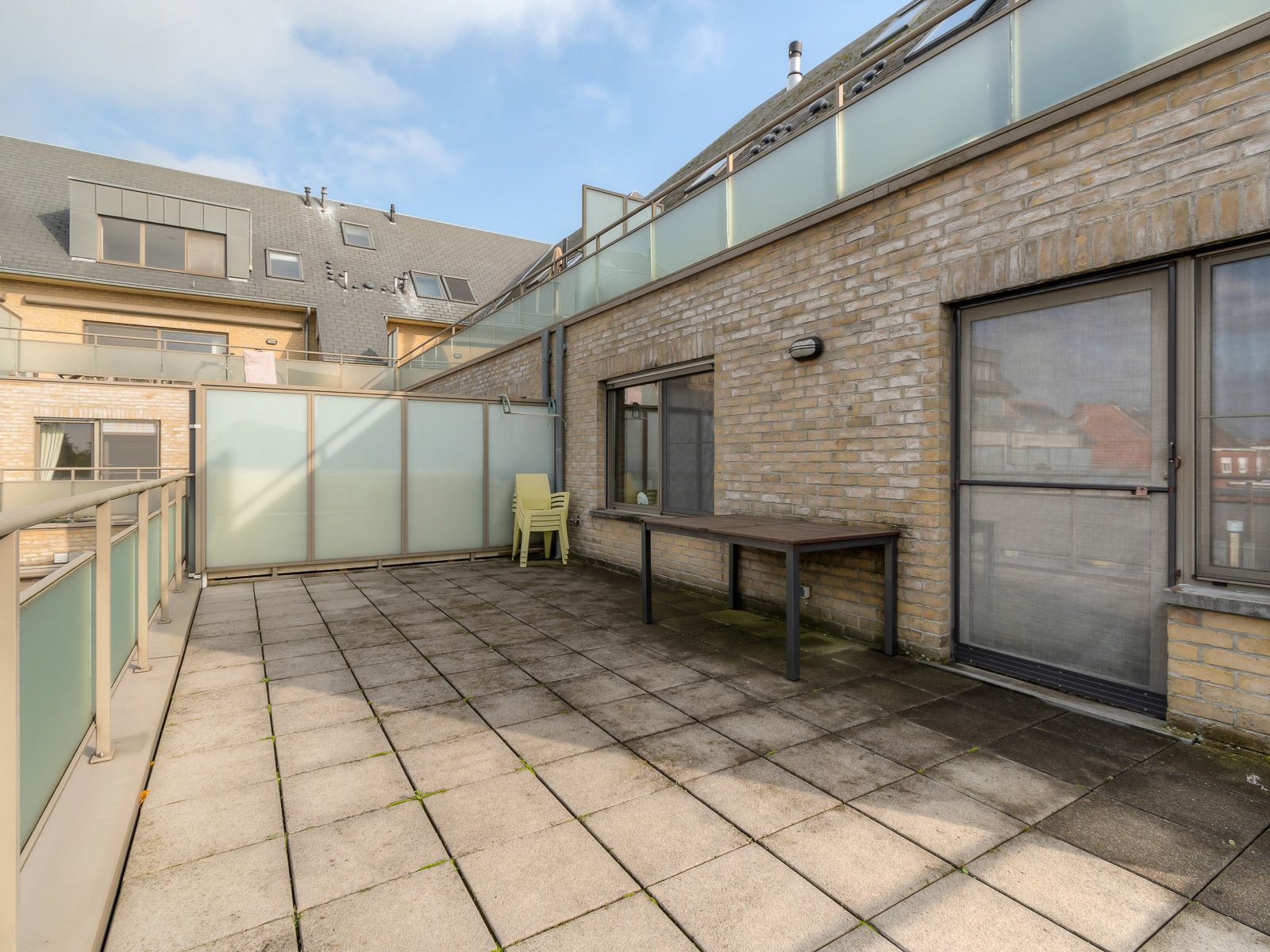 Een appartement op de 1ste verdieping met 2 slaapkamers, terras en autostaanplaats in Merksplas. foto 12