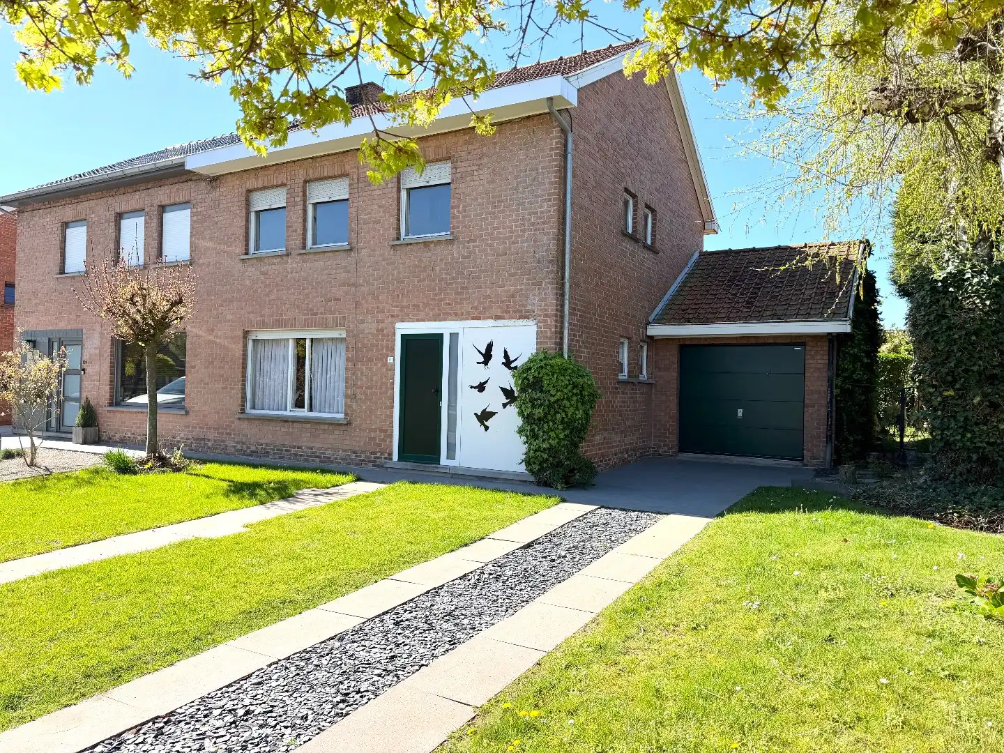 Hoofdfoto van de publicatie: Te renoveren halfopen bebouwing met garage te koop in Harelbeke