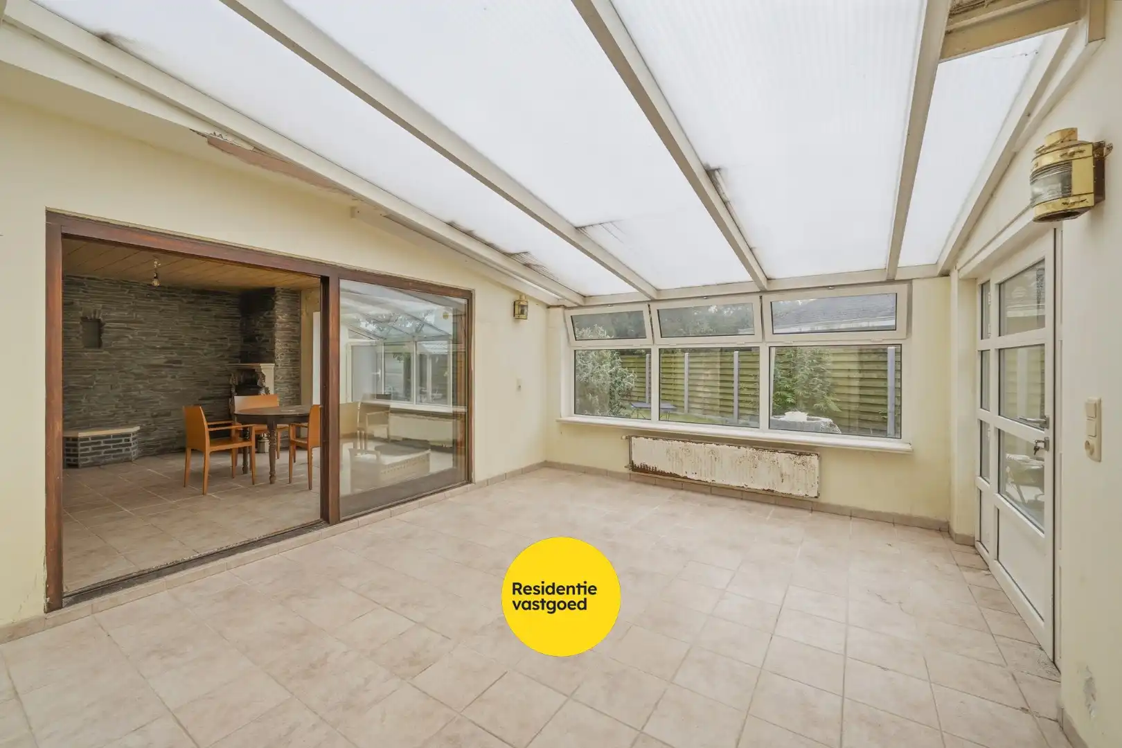 Vrijstaande bungalow met veel potentieel langs het water in hartje Oudenburg foto 13
