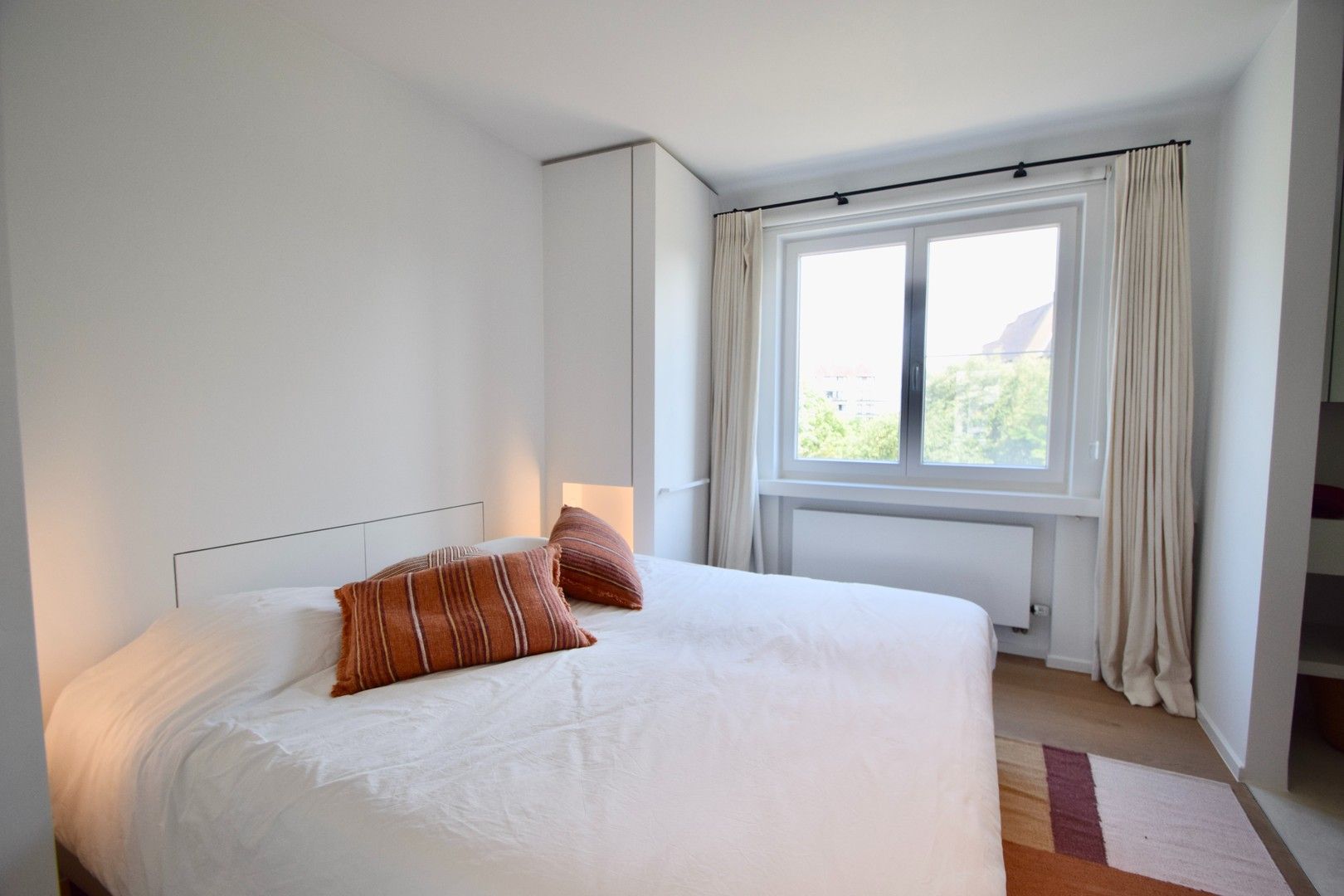 Volledig gerenoveerd hoekappartement in een standingvolle villaresidentie gelegen in het Zoute. foto 14