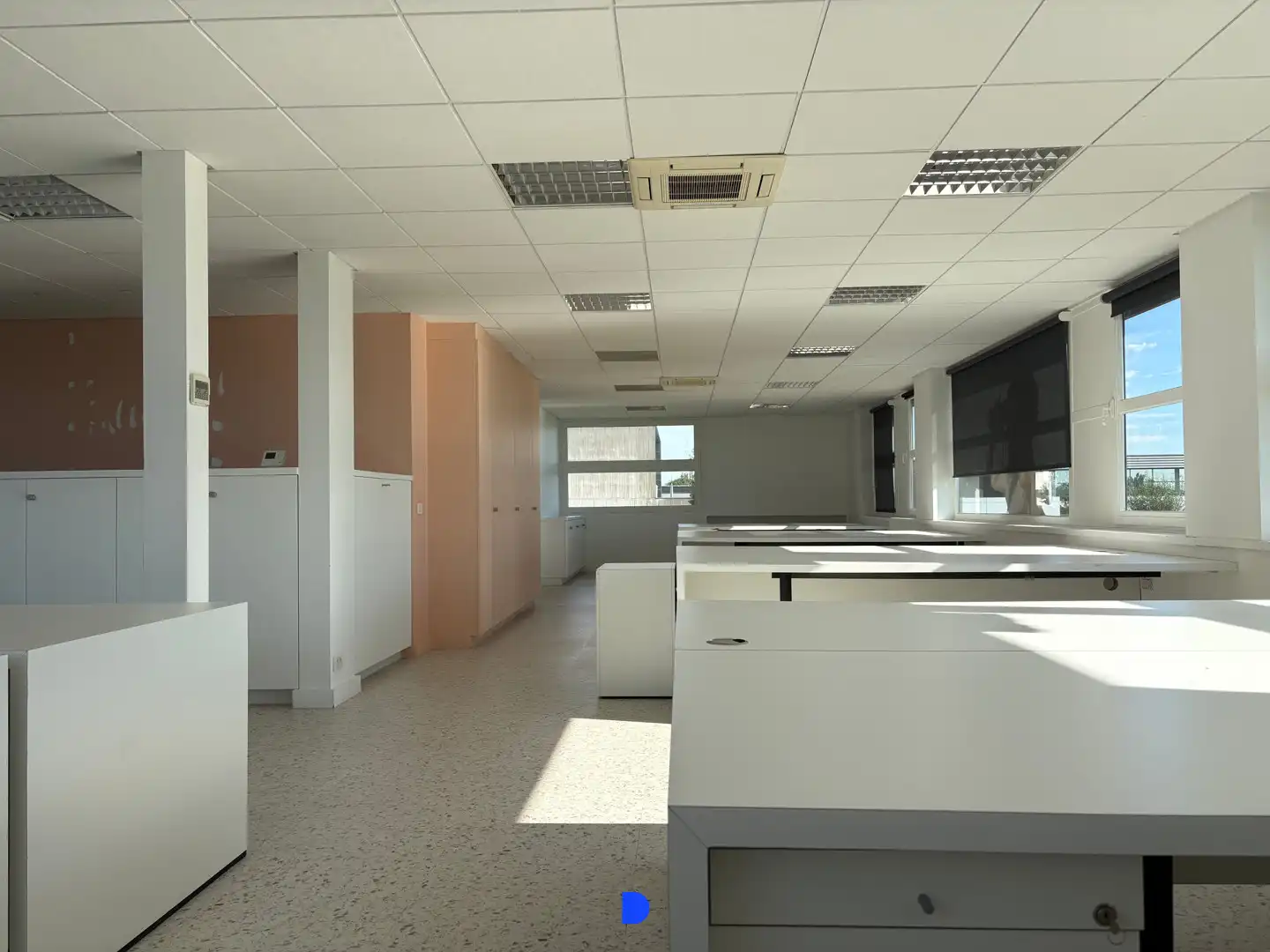 Bedrijfsgebouw op uitstekende zichtlocatie langs de Ring (R32) te Roeselare. foto 12