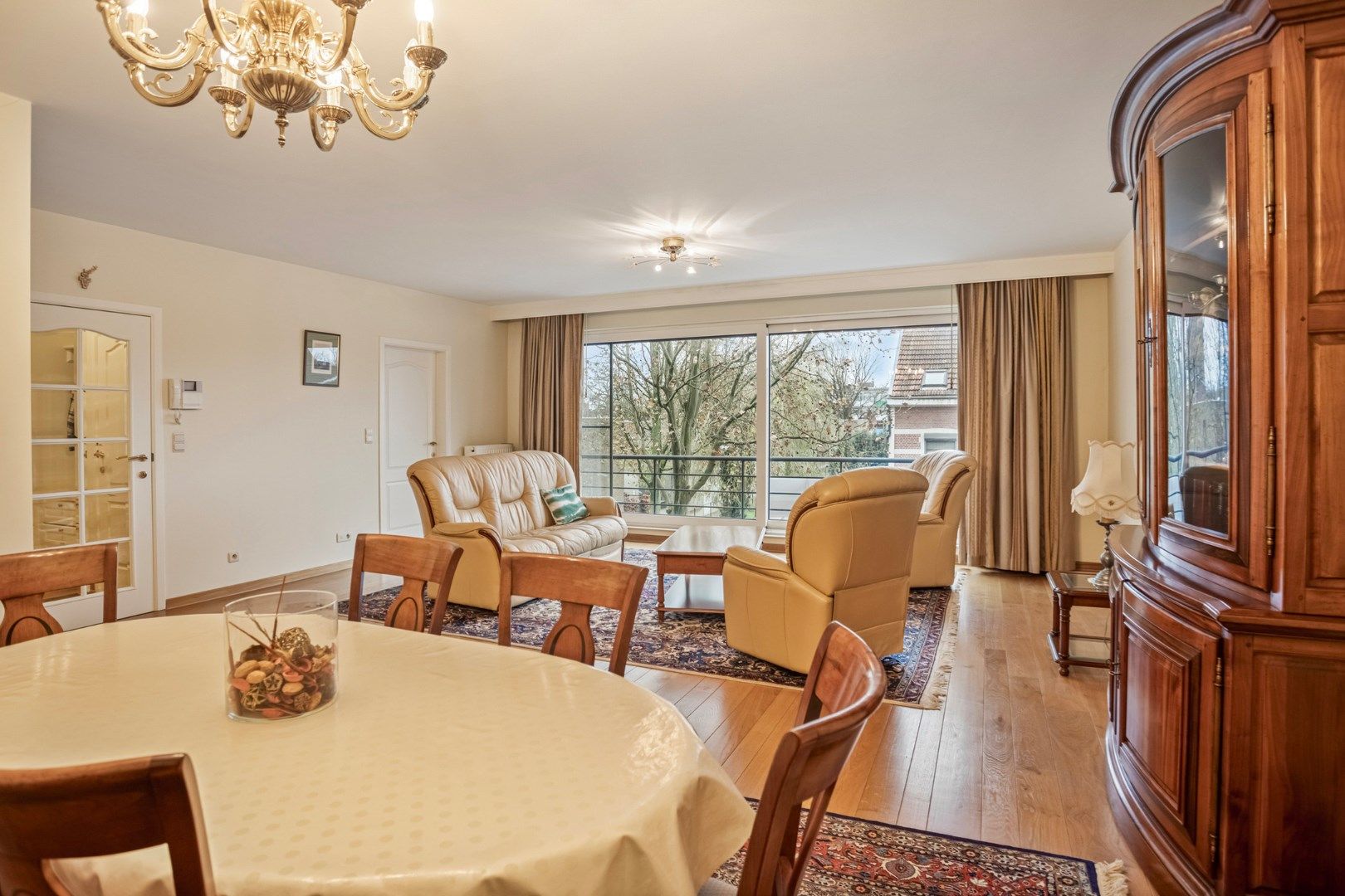 Ruim appartement van 117m² met 3 slaapkamers gelegen op centrale locatie te Brasschaat! foto 2