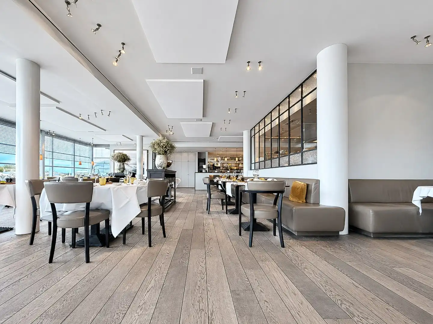 Gekende brasserie Bristol op de Zeedijk van Heist te koop of te huur mits overname foto 4