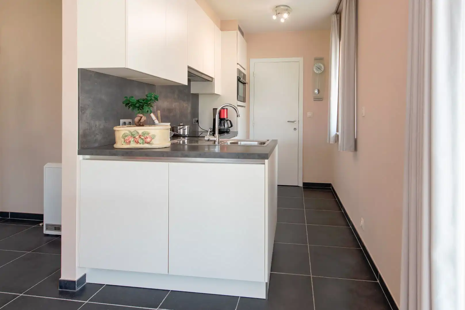Aangenaam appartement in groene omgeving met zonneterras foto 6