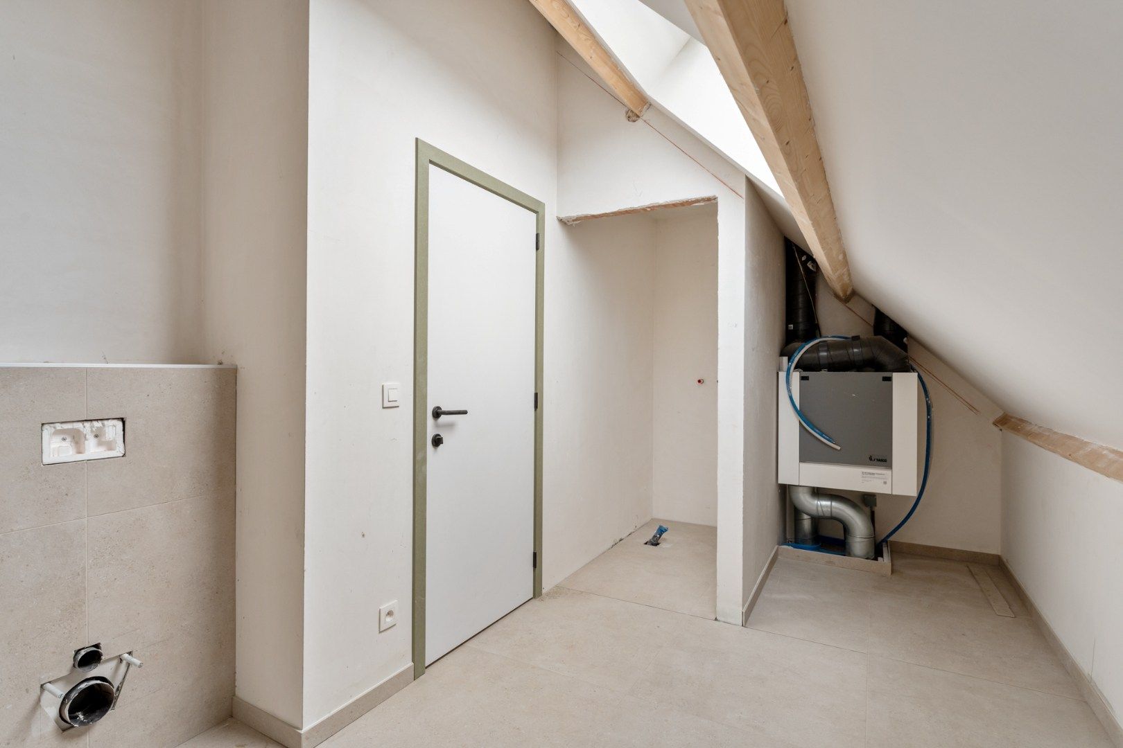 Exclusieve halfvrijstaande woning te koop na transformatie van bestaande hoeve naar 2 BEN-woningen!  foto 26