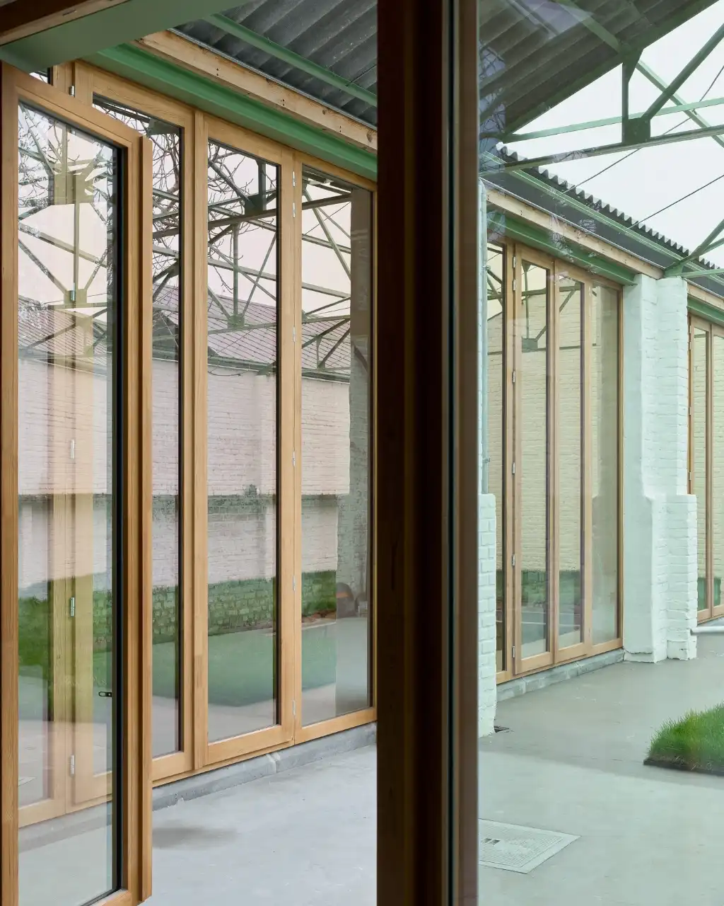 Architecturale woning ontworpen door&nbsp;GAFPA&nbsp;architecten met tuin, garage en atelierruimte op een boogscheut van het stadscentrum. foto 4