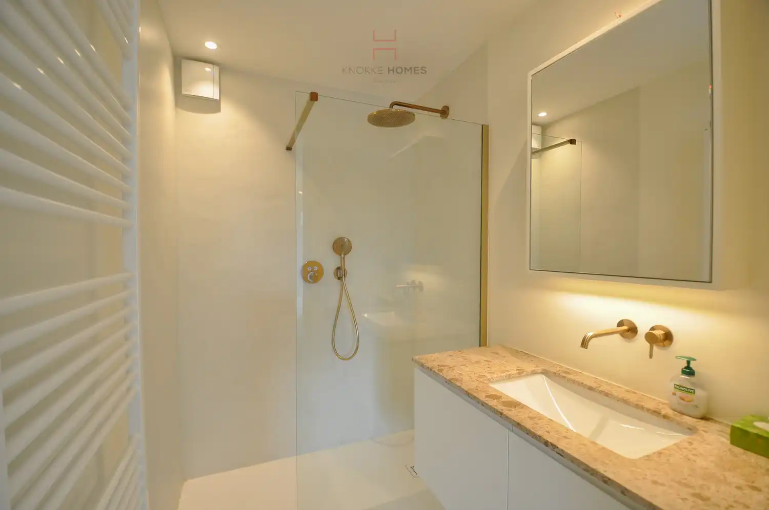 Gerenoveerd appartement met panoramisch zeezicht aan de Zeedijk in Knokke-Duinbergen foto 12