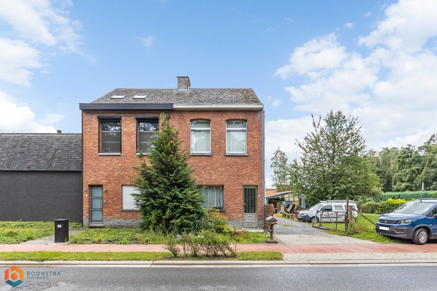 Hoofdfoto van de publicatie: Woning met 2 slpkrs en garage