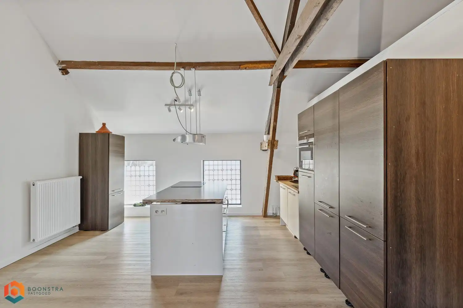 Grondig gerenoveerd handelsgelijkvloers met woonst en ruime parking foto 20