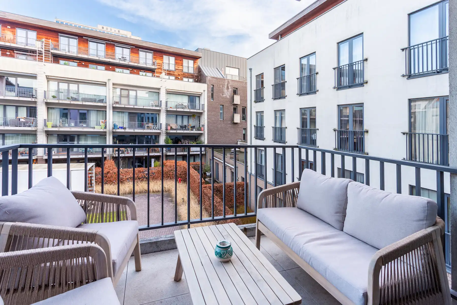 Elegant gerenoveerd appartement met terras foto 4