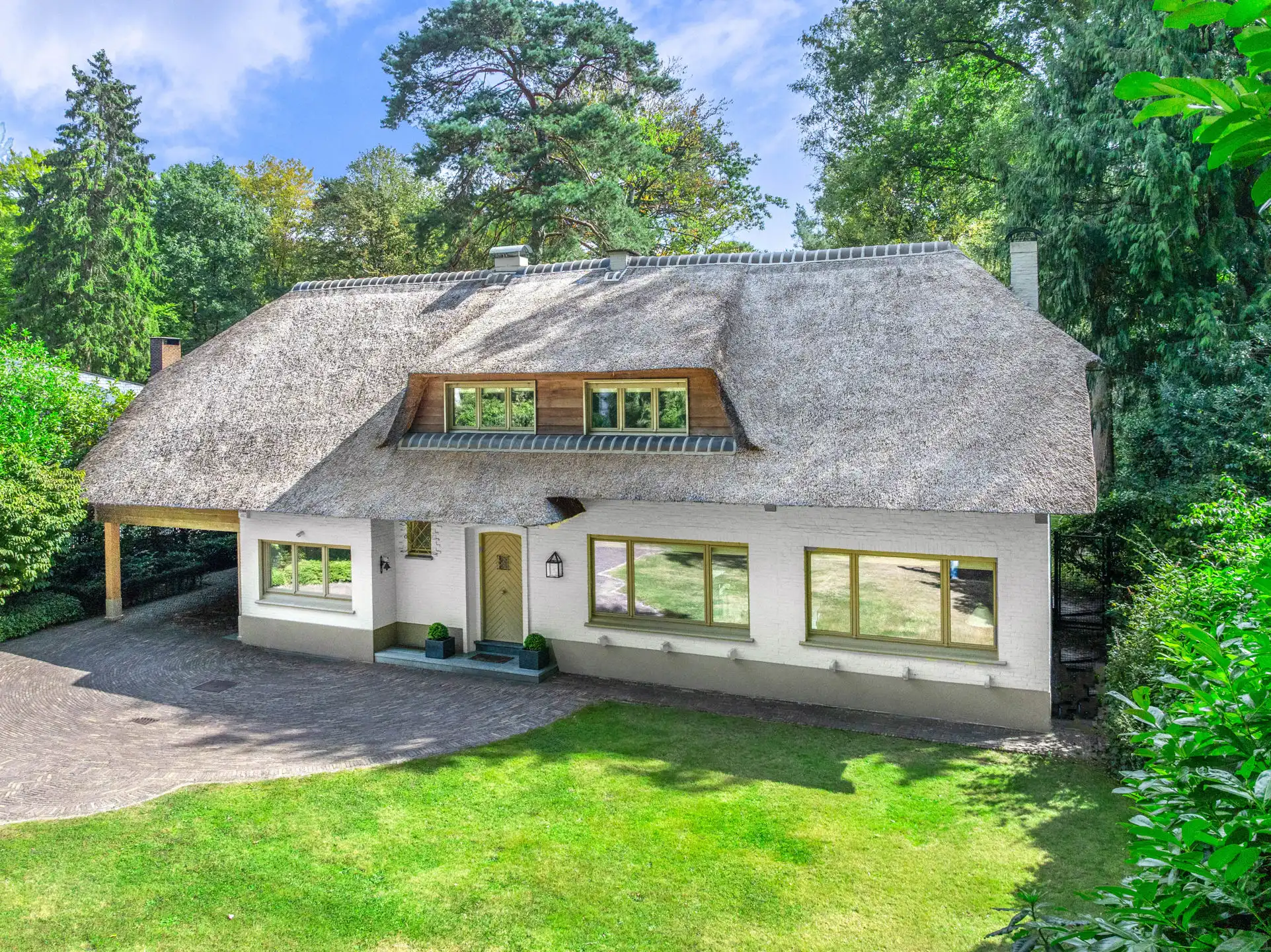 Charmante klasse-villa met rieten dak in bosrijke omgeving foto 41