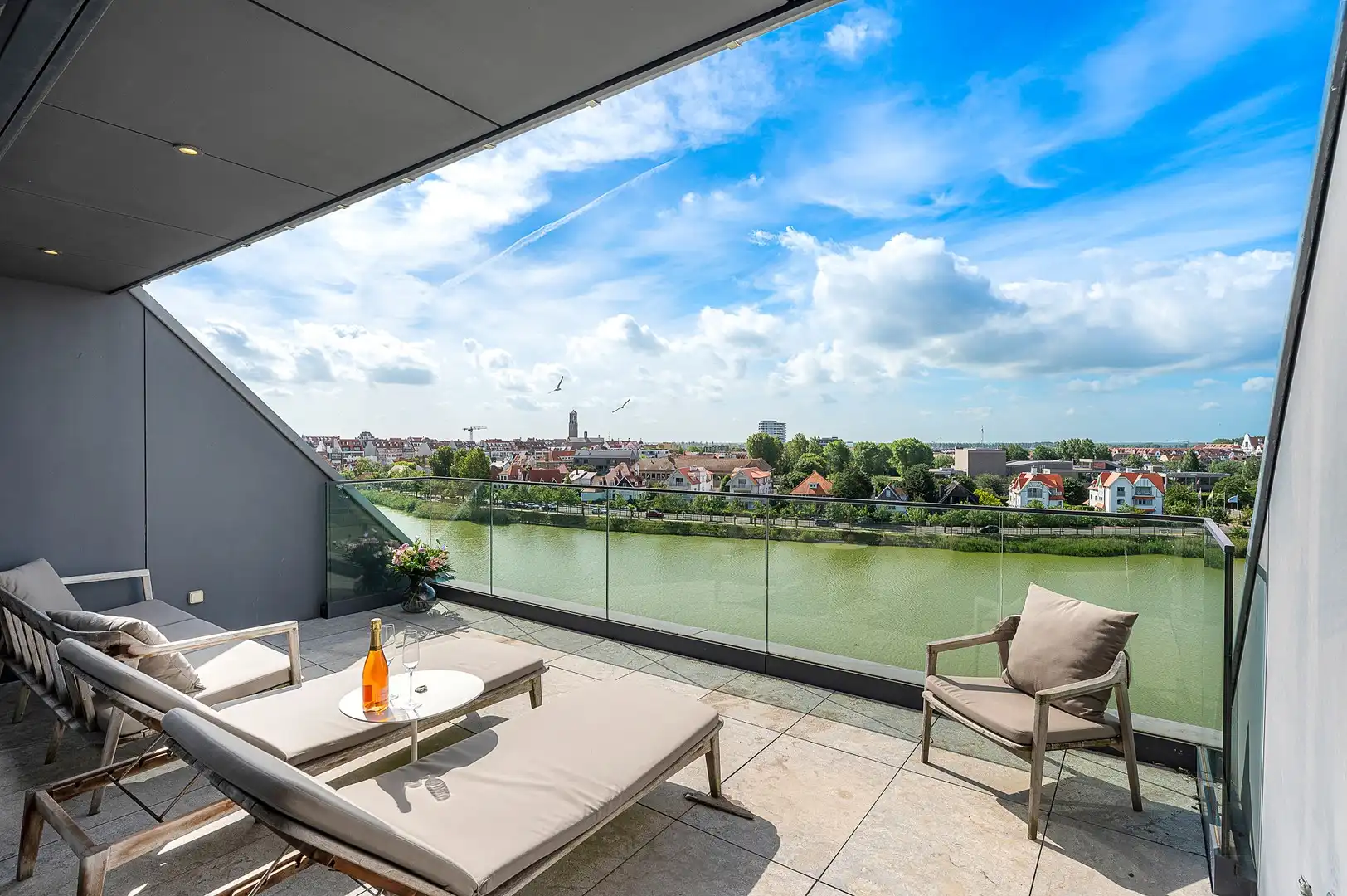 Luxueus appartement met frontaal zicht op het Zegemeer. foto {{pictureIndex}}