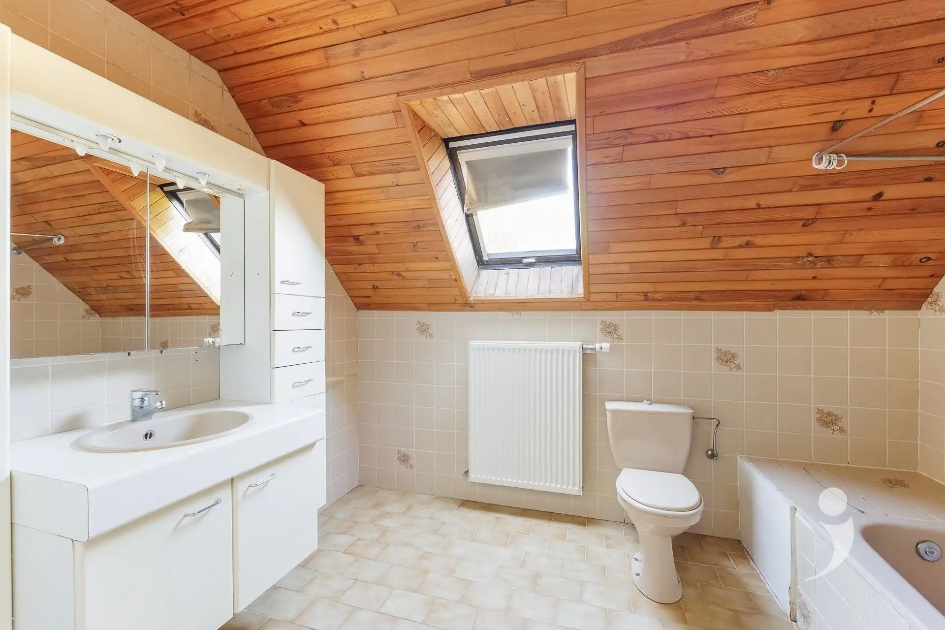 Ruime te renoveren woning met 3 slaapkamers foto 13