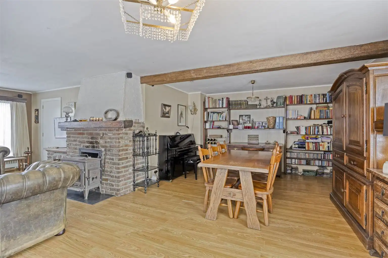 Gelijkvloerse, vrijstaande woning met 3 slaapkamers, omheinde tuin en garage op een rustige locatie nabij het centrum van Maaseik. foto 6