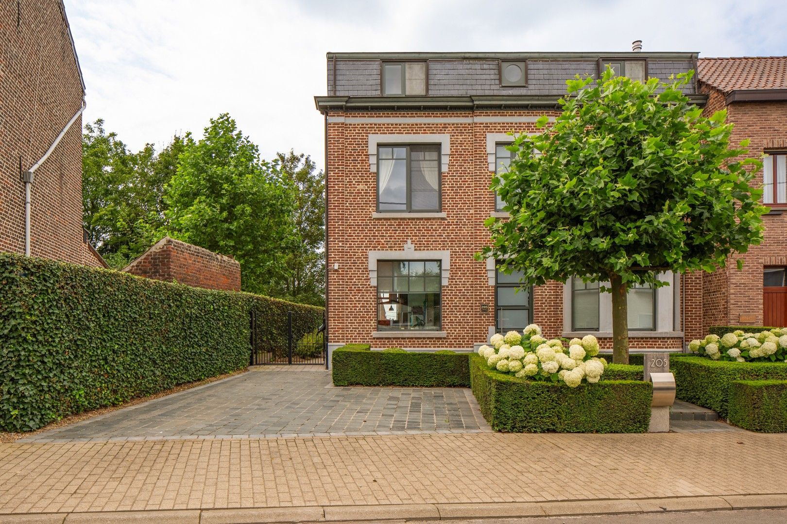 Statige herenwoning op verkeerstechnische toplocatie foto 1