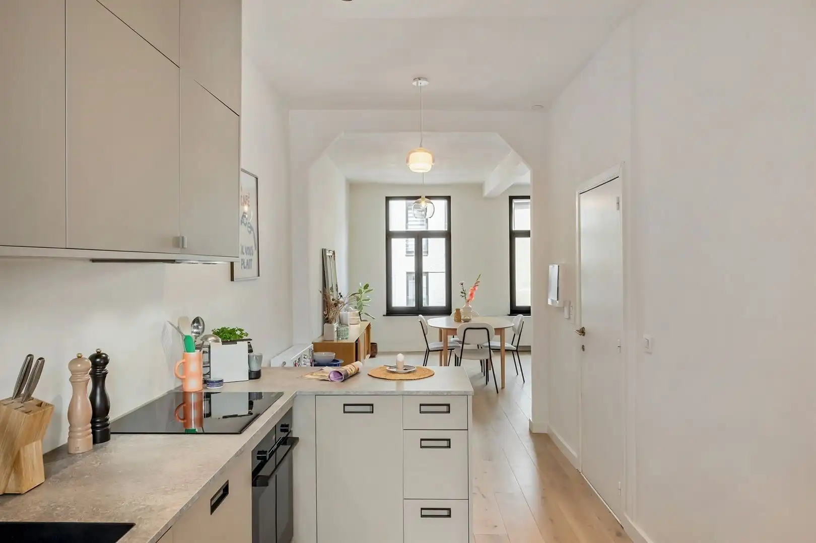 Super tof gerenoveerd appartement met balkon foto 11