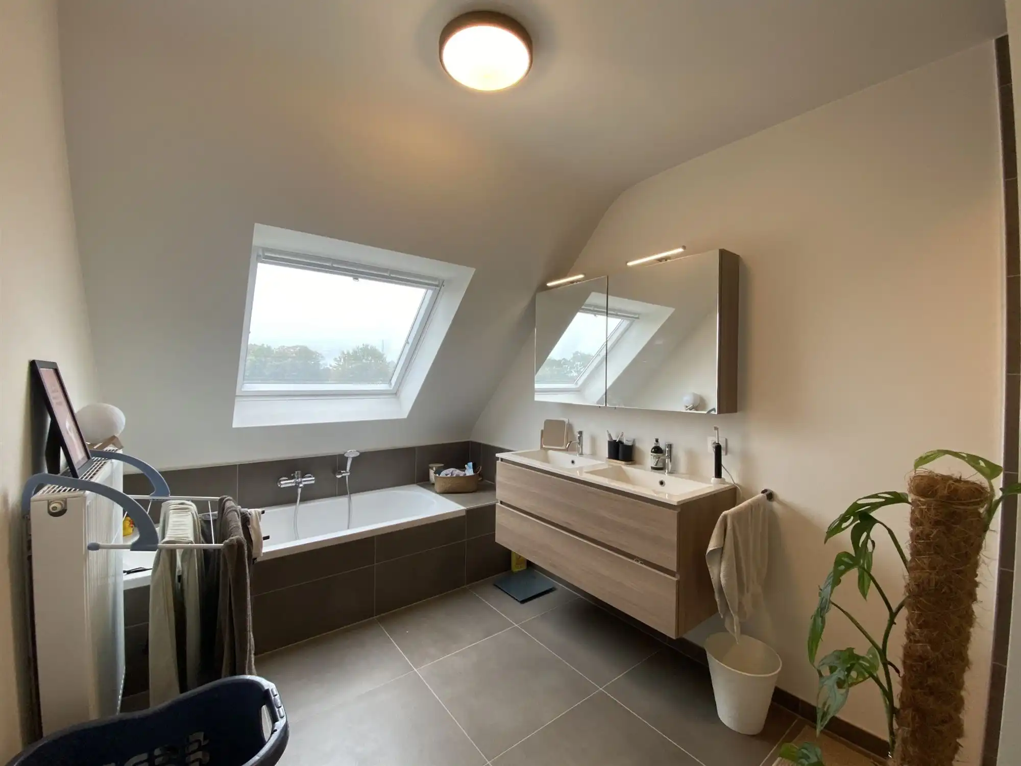 Mooi afgewerkte halfopen woning met 4 slaapkamers en inpandige garage foto 16