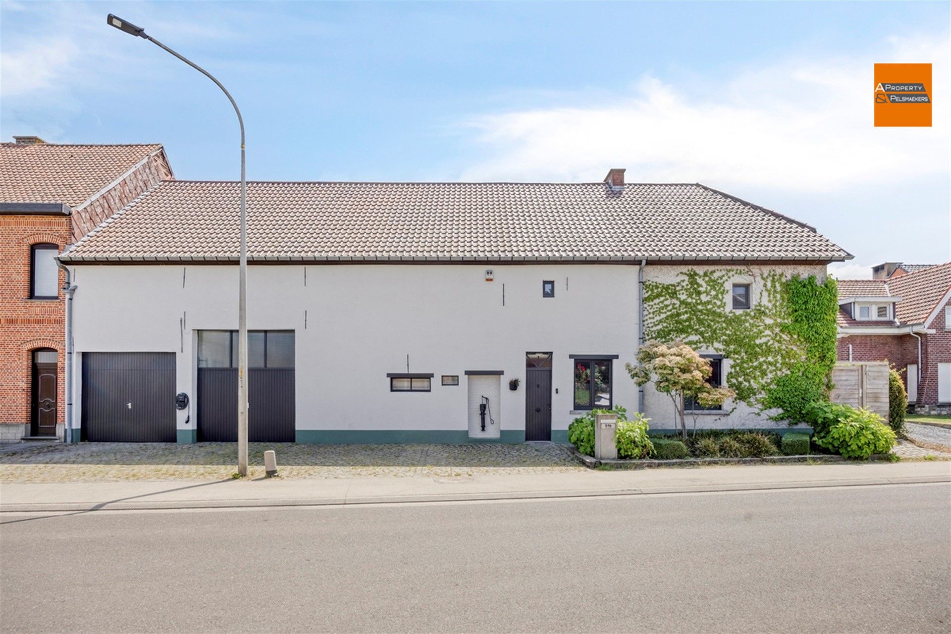 Hoofdfoto van de publicatie: Eigendom met karakter en ruimte, 4 slaapkamers en  prachtige tuin