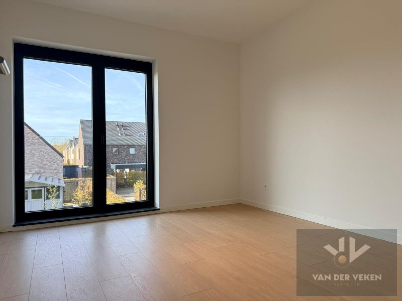 Moderne halfopen bebouwing met vier slaapkamers foto 8