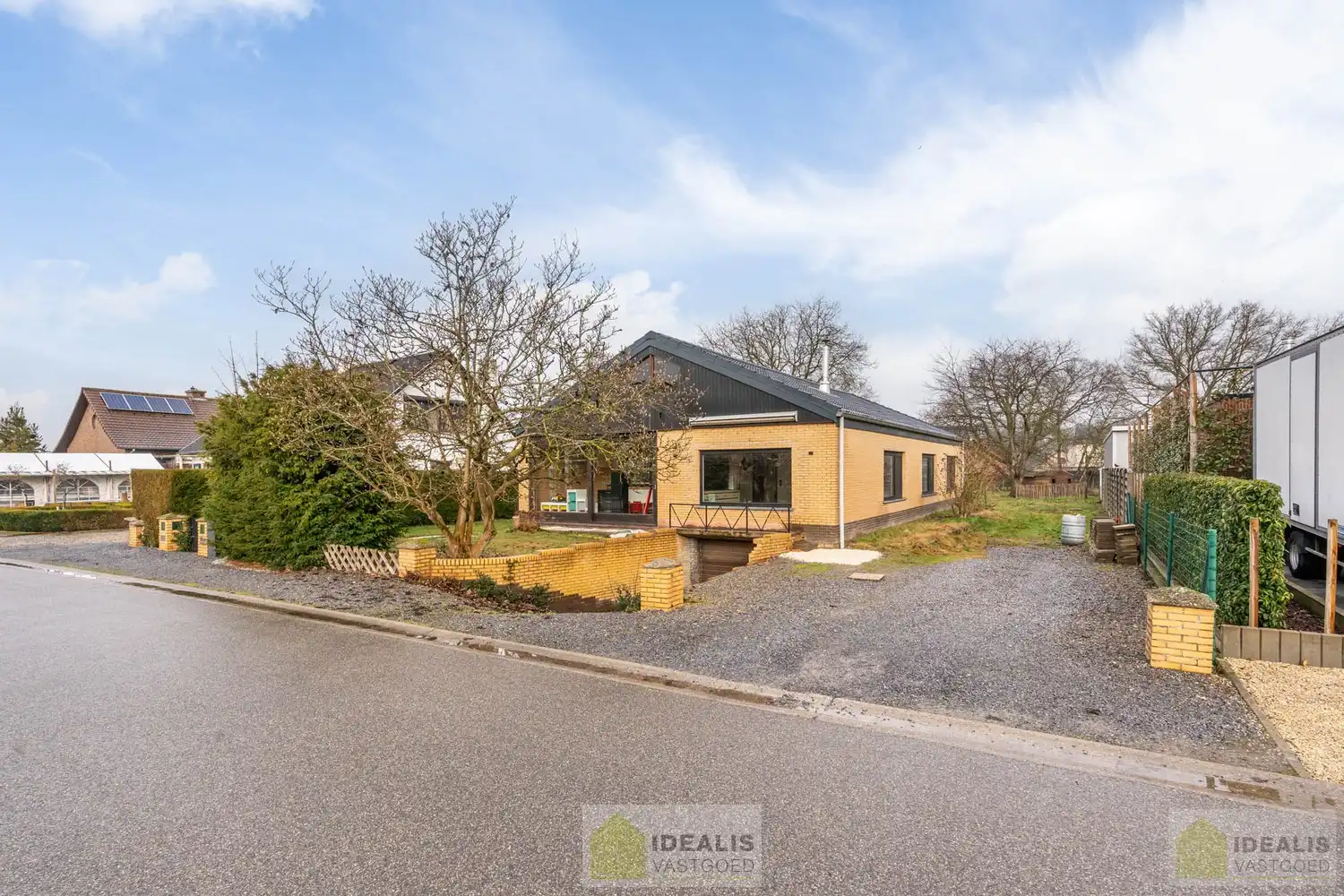 INSTAPKLARE GERENOVEERDE BUNGALOW MET LICHTRIJKE LEEFRUIMTE EN AANSLUITEND ZEER RUIME MODERNE KEUKEN, BADKAMER, VERANDA EN 3 GOEDE SLAAPKAMERS OP EEN KNAP PERCEEL VAN 9A 48A. DAARNAAST IS DE WONING VOLLEDIG ONDERKELDERD! Deze goed ingedeelde woning omvat +-145m² bewoonbare oppervlakte verdeeld over een lichtrijke woonkamer met aansluitend een zeer ruime moderne keuken, badkamer, veranda, 3 goede slaapkamers en tevens is de woning volledig onderkelderd. De woning is gelegen op een aangenaam perceel van 9a 48ca vlakbij het centrum van Bree, op fietsafstand van winkels, horeca en scholen,… Zeer geschikt voor kandidaten op zoek naar een gerenoveerde woning die ruimte en rust biedt doch dicht bij allerlei faciliteiten is gelegen. foto 2