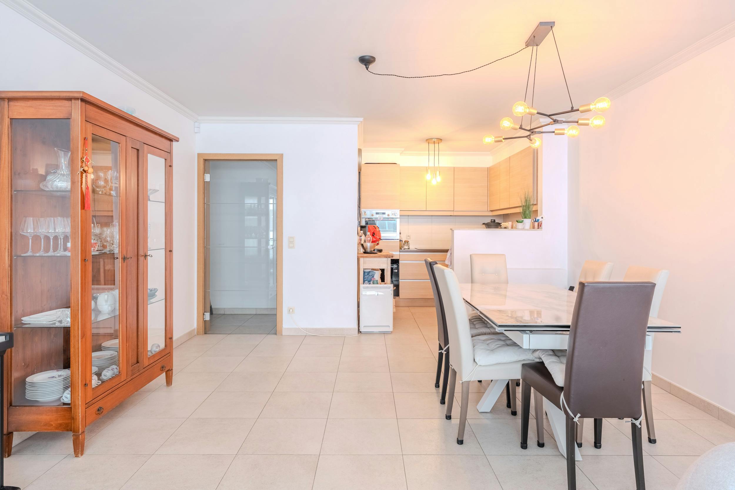 Instapklaar 2-slaapkamerappartement met terras in Oostende foto 5