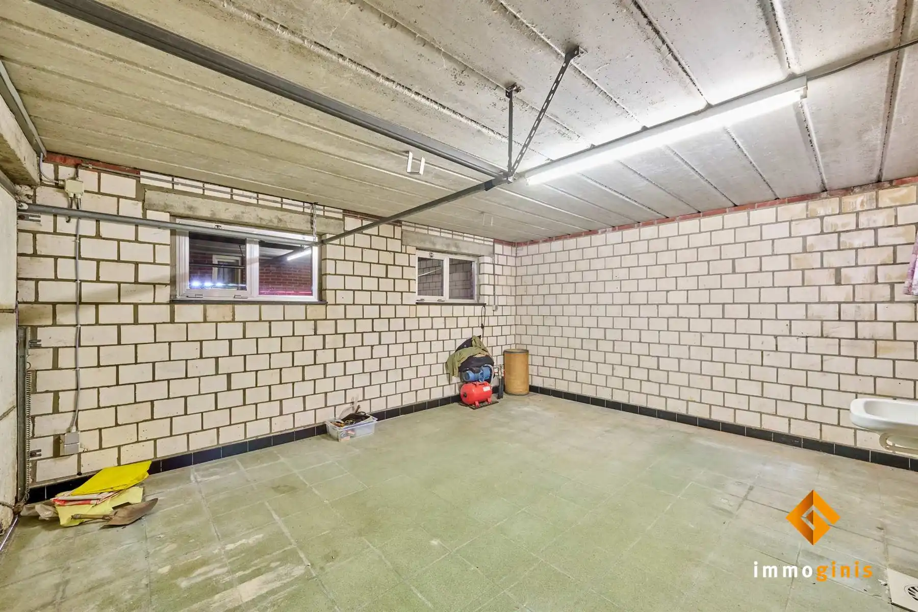 Verrassend ruime woning met 3 grote slaapkamers, 2 garages en groen zicht achteraan, op ruim perceel van 10a17ca.  foto 14
