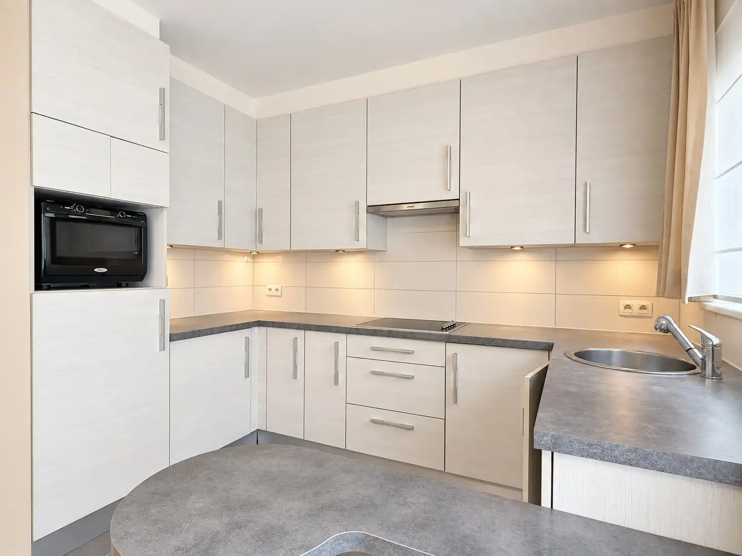 Gelijkvloers appartement met 2 kamers te Heist centrum foto 3