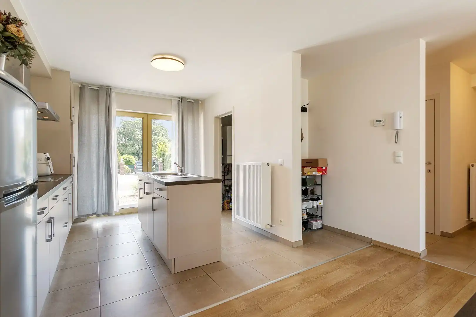 Modern, gelijkvloers appartement met 2 slpk, ondergrondse parking en tuin. foto 9