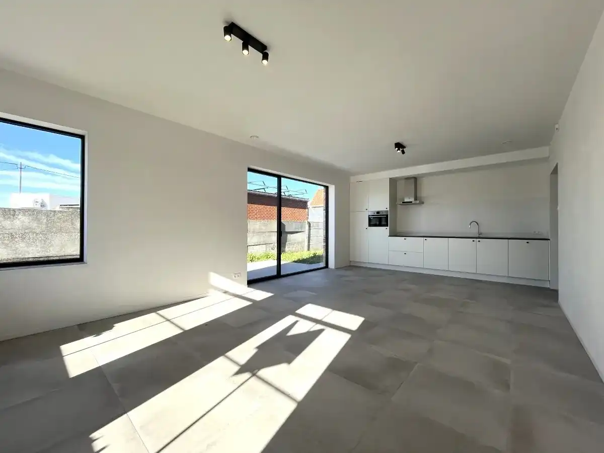 Beselare – Gelijkvloers nieuwbouwappartement met tuin en oprit foto 3