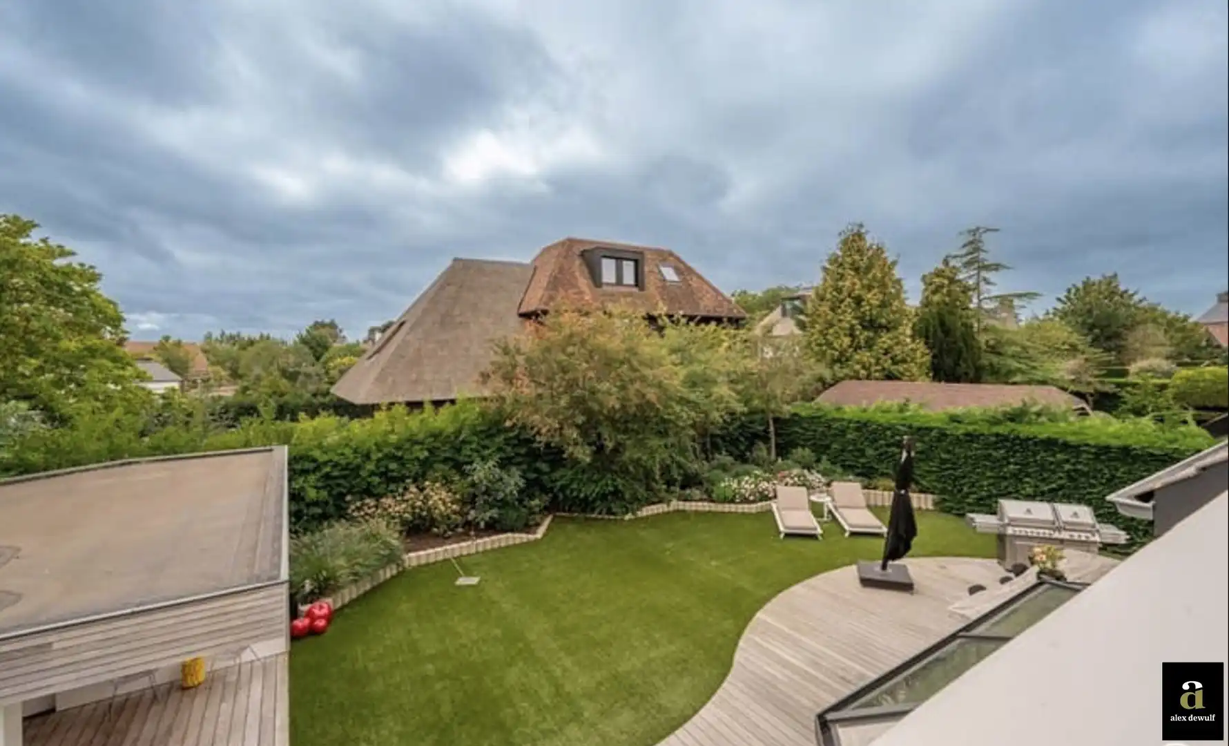 Alleenstaande villa met 4 slaapkamers in een residentiële omgeving. foto {{pictureIndex}}