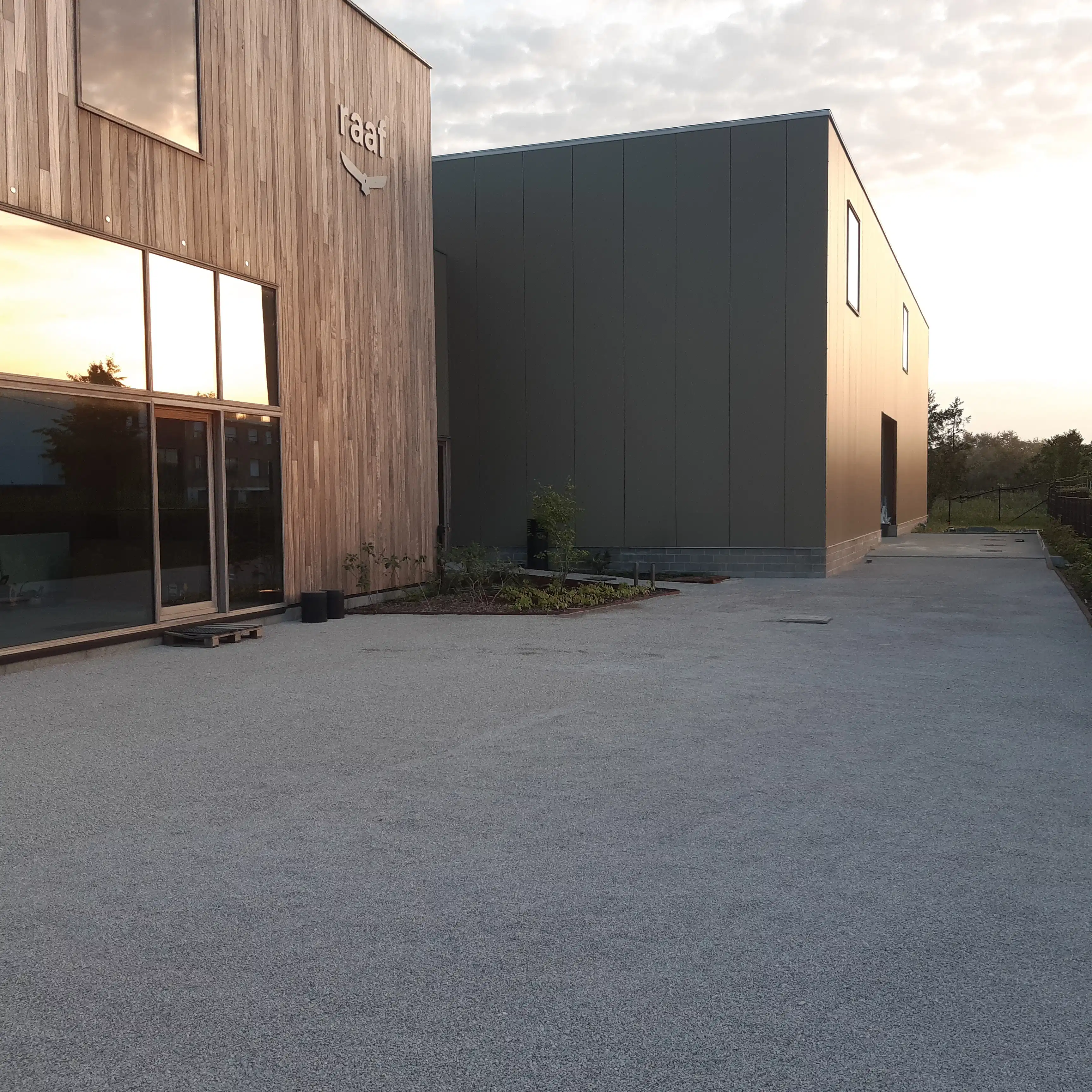 Multifunctioneel bedrijfsgebouw te huur foto 2