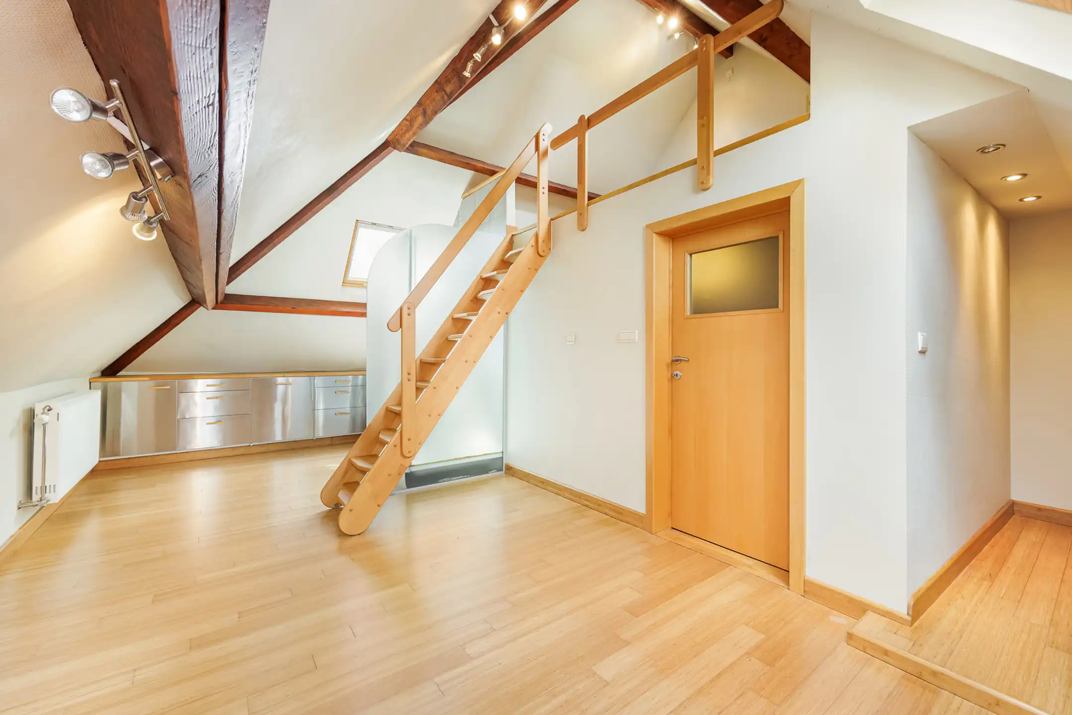 Charmante driegevelwoning met garage foto 11