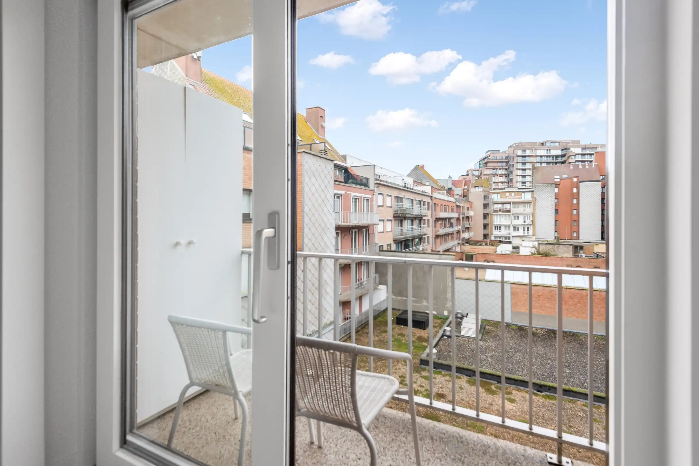 Instapklaar zuidgericht appartement, centraal gelegen dichtbij het strand en de winkels. Parking mogelijk. foto 14