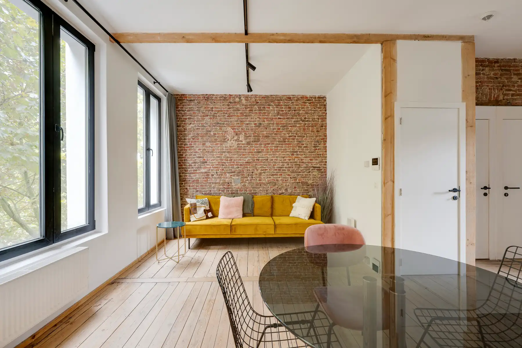 Bemeubelde cityloft met terras op het hippe Zuid foto 4