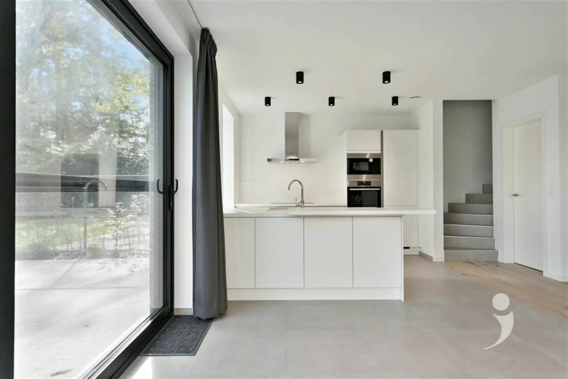 Moderne, halfopen BEN woning in groene, rustige omgeving foto 8
