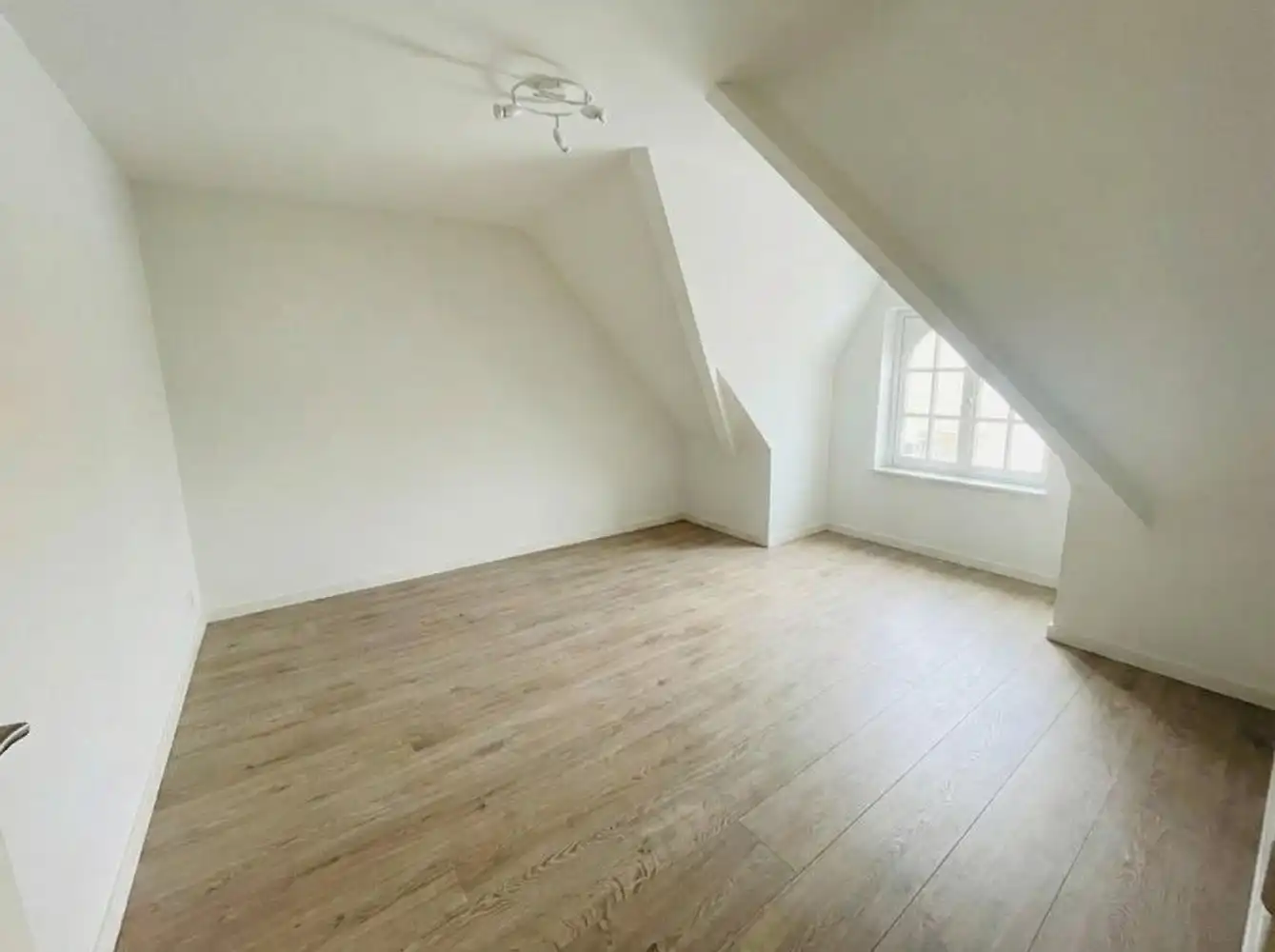 Brugge centrum, aan de Noordzandstraat, vlakbij alle winkels 'tZand  UITZONDERLIJK RUIM WOONHUIS /APPARTEMENT  MET HUISLIFT , 4 slaapkamers + bureau , living van 65m², modern ingerichte grote eet en kookkeuken Zalig wonen!  living van 65m²en zuidgericht terrasZlit terras van 65 m², volledig ingerichte eet-en kookkeuken van 34m²,  grote fietsenberging foto 14