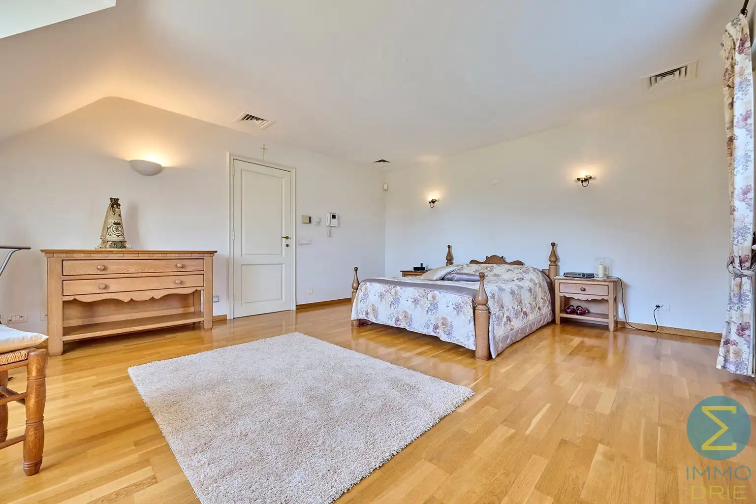 Exclusieve villa met bijgebouwen op 6.660m² grond foto 12