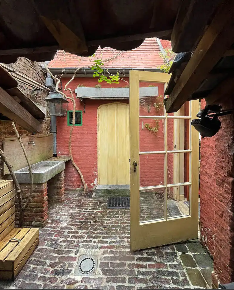 sfeervol laatmiddeleeuws Brugs huis nabij het Astridpark foto 10
