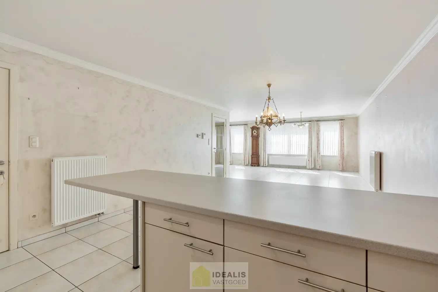 IDEALIS VASTGOED - PRACHTIG  EN LUXUEUS GELIJKVLOERS APPARTEMENT VAN MAAR LIEFST +-122M² IN EEN KLEINSCHALIGE RESIDENTIE MET 2 SLAAPKAMERS, AANGENAME LEEFRUIMTE MET AANSLUITEND KEUKEN MET KEUKENEILAND, BADKAMER VOORZIEN VAN BAD EN DOUCHE, ZEER RUIME GARAGE (+-28M²) EN TERRAS MET AANGELEGDE TUIN . Zeer geschikt voor kandidaten op zoek naar betaalbare woonruimte in zeer goede staat vlak bij de stadskern van Bree! foto 12