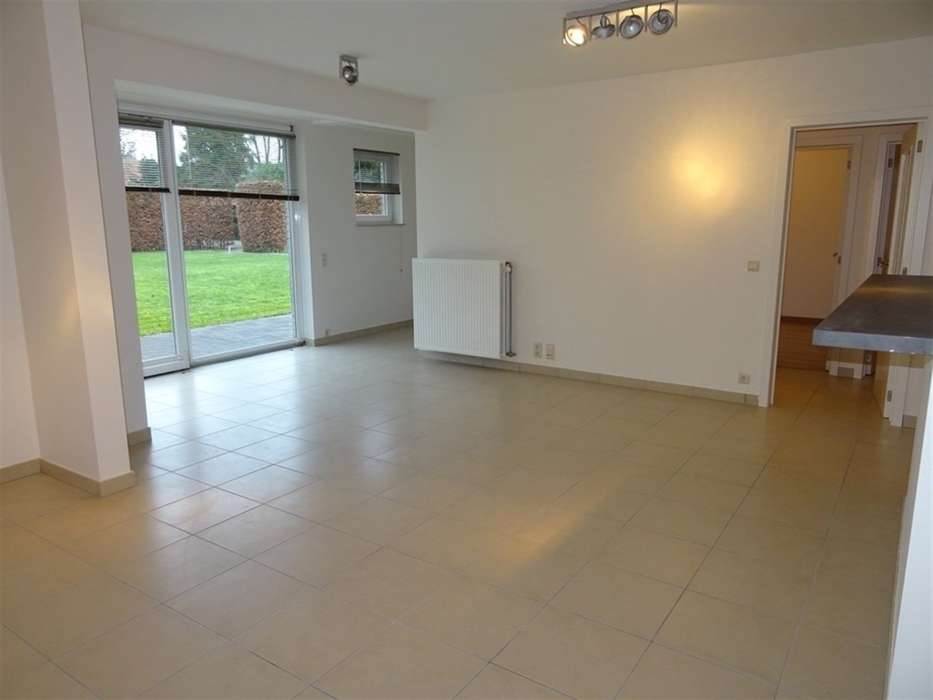 Gelijkvloers appartement met terras gelegen op wandelafstand van het centrum. foto 2