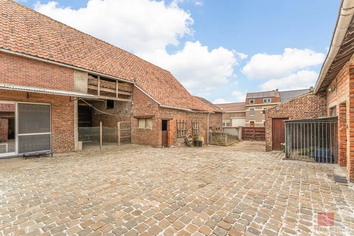 Gedeeltelijk gerenoveerde (vierkants)hoeve, met een potentieel woonoppervlakte van 547m² gelegen op een perceel van 1366m². foto 22