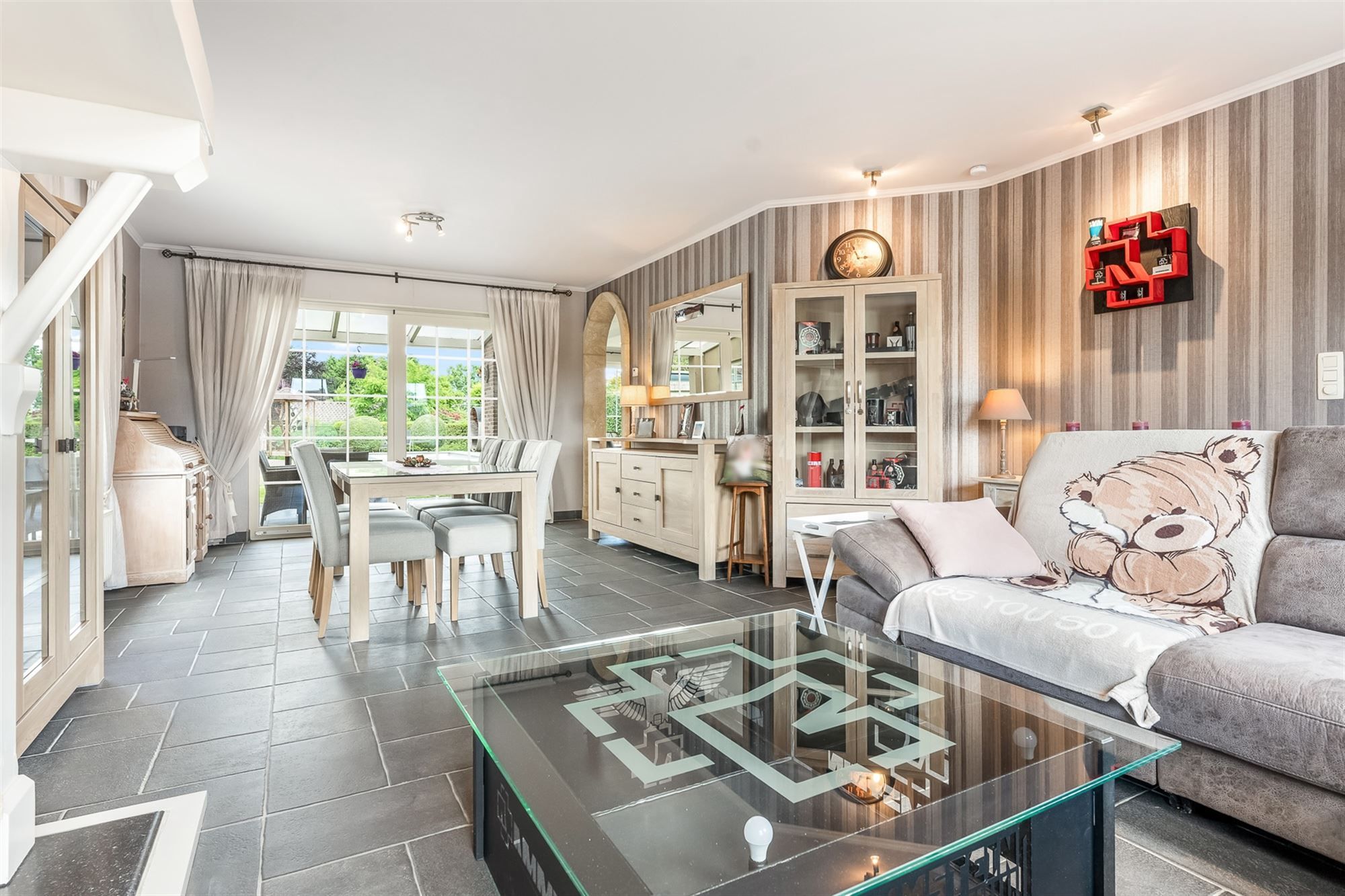 Energiezuinige woning met verwarmd zwembad en ruime garage op ideale ligging foto 4