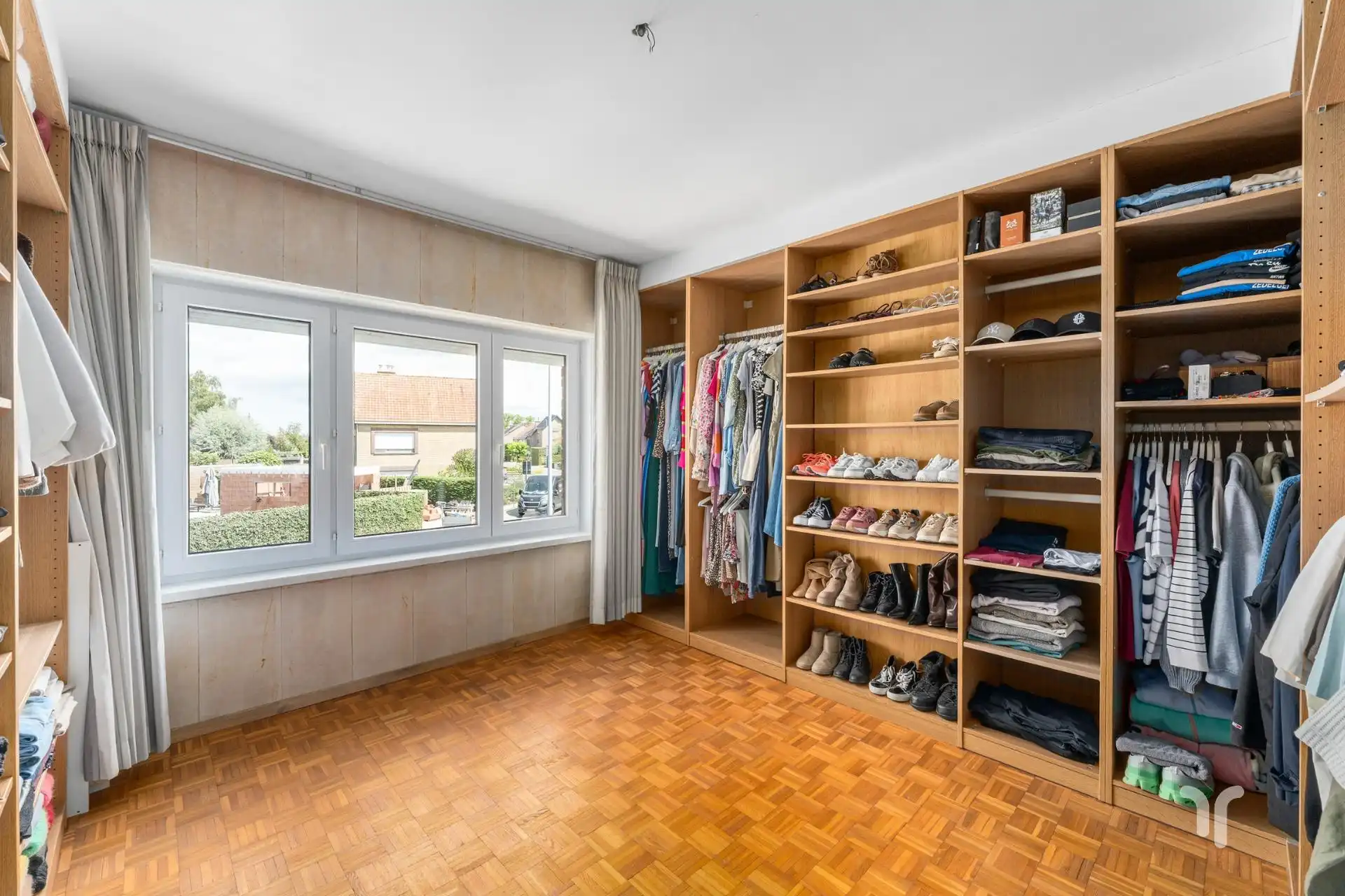 Op zoek naar een instapklare gezinswoning met garage, zonnige tuin én een unieke ligging aan het groen?  foto 10