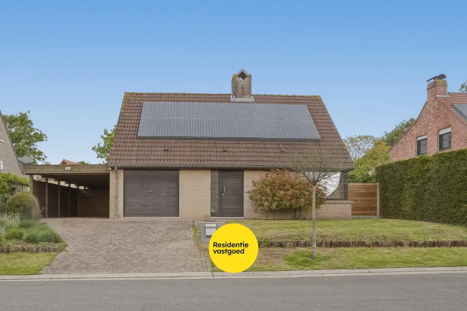 Instapklare alleenstaande woning in residentiële wijk te Aartrijke foto {{pictureIndex}}