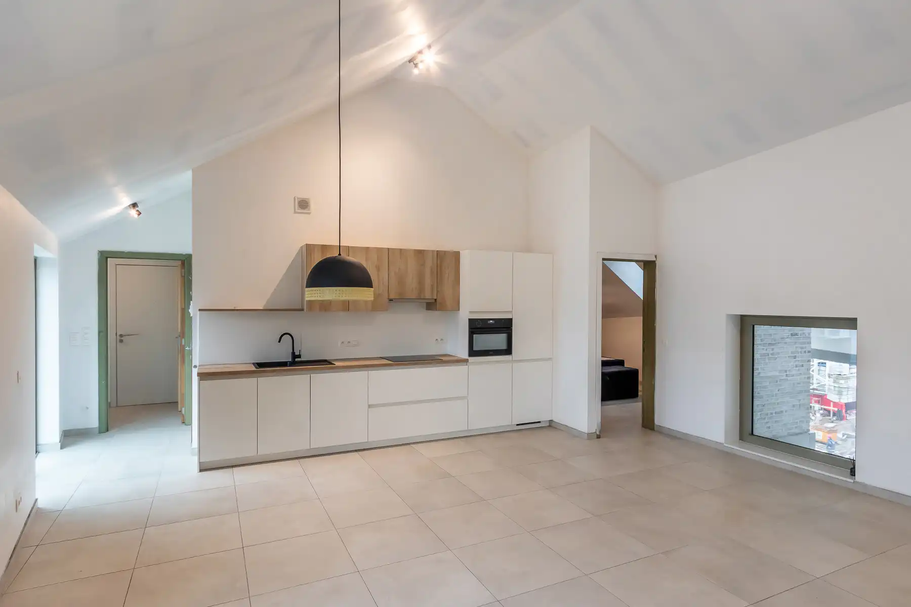 Recent 1-slaapkamer appartement, terras en autostaanplaats foto 2